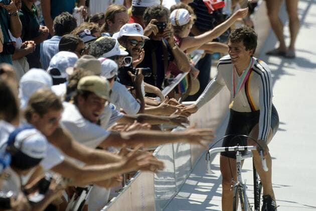 Fredy Schmidtke (BR Deutschland) freut sich mit den Anhängern über den Olympiasieg 1984 im 1000 Meter Einzelzeitfahren Radsport OS Sommer Herren Olympische Spiele 1984, Sommerspiele, Rad, Bahn, Bahnrad, Bahnradsport, Radrennsport, Nationaltrikot Gruppe Gold Los Angeles, LA, L A Begeisterung, Freude, Radsport OS Sommer Herren Olympische Spiele 1984, Sommerspiele, Rad, Bahn, Bahnrad, Bahnradsport, Radrennsport, Nationaltrikot Gruppe Gold Los Angeles, LA, L A Begeisterung, Freude,