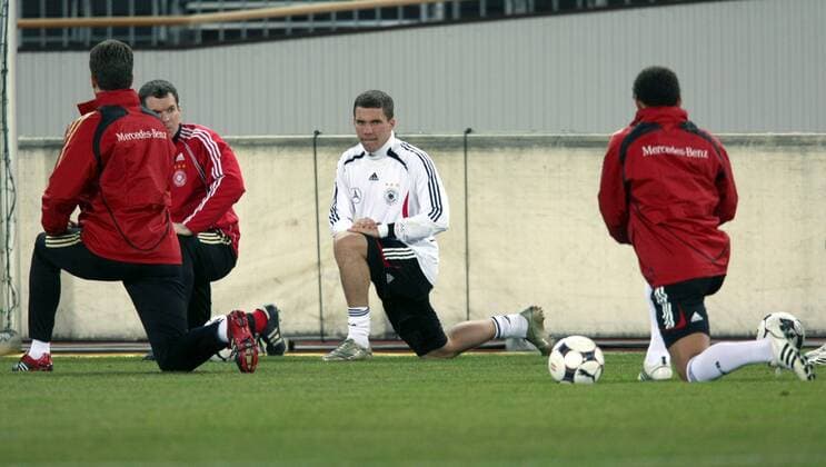 Lukas Podolski (Deutschland) dehnt sich Fußball Herren Nationalmannschaft 2008, Training Gruppe Wien Fußball Herren Nationalmannschaft 2008, Training Gruppe Wien