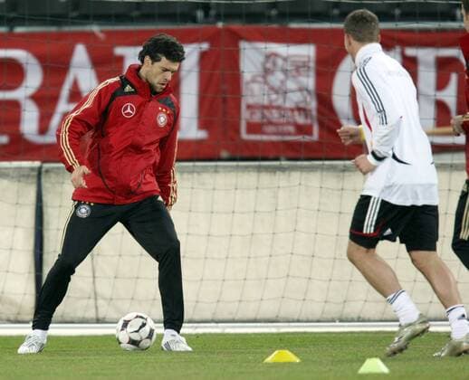 Michael Ballack (Deutschland, li.) am Ball Fußball Herren Nationalmannschaft 2008, Training Gruppe Wien Dynamik, Fußball Herren Nationalmannschaft 2008, Training Gruppe Wien Dynamik,