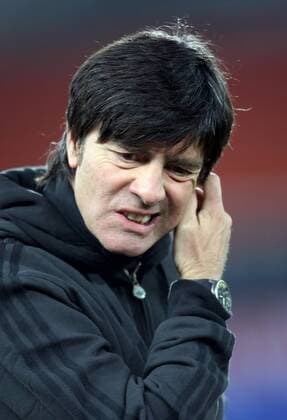 Bundestrainer Joachim Löw (Deutschland) skeptisch Fußball Herren Nationalmannschaft 2008, Training Einzelbild Wien Fußball Herren Nationalmannschaft 2008, Training Einzelbild Wien