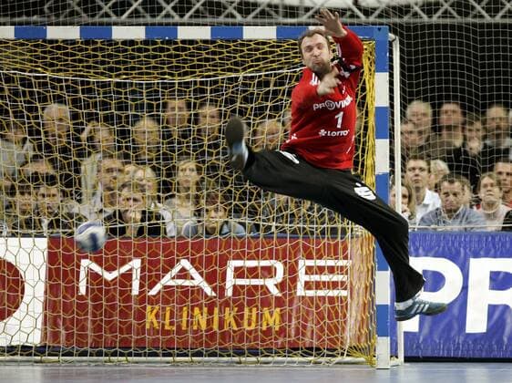 Torwart Thierry Omeyer (Kiel) kann den Ball abwehren Handball 1. BL Herren Saison 2007 2008, THW Kiel Einzelbild Kiel Abwehr, Dynamik, Handball 1. BL Herren Saison 2007 2008, THW Kiel Einzelbild Kiel Abwehr, Dynamik,