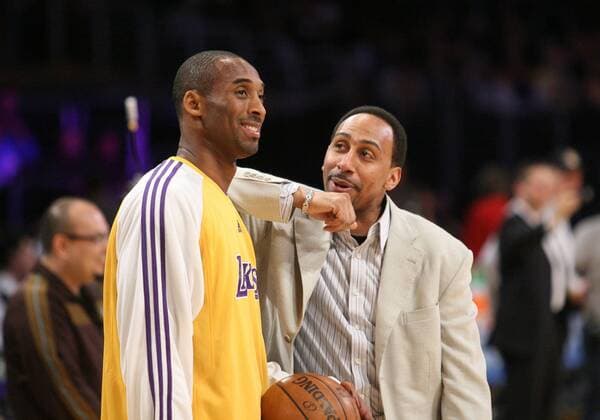 Kobe Bryant (Los Angeles Lakers, li.) im Gespräch mit Stephen A. Smith - (Icon59264684) Basketball Herren NBA 2007 2008, Los Angeles Lakers Gruppe Los Angeles, LA, L.A. Basketball Herren NBA 2007 2008, Los Angeles Lakers Gruppe Los Angeles, LA, L.A. EDITORIAL USE ONLY