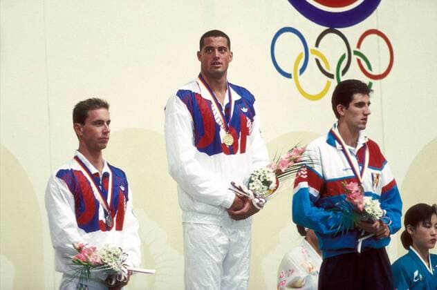 Siegerehrung 100 Meter Freistil bei den olympischen Sommerspielen 1988 in Seoul: Matt Biondi (Mitte) gewinnt vor seinem Landsmann Christopher Jacobs (li., beide USA) und Stephan Caron (Frankreich) Schwimmen OS Sommer Herren Olympische Spiele 1988, Sommerspiele, Freistil, Freistilschwimmen, Kraul, Kraulschwimmen, 100m, m Gruppe Seoul Schwimmen OS Sommer Herren Olympische Spiele 1988, Sommerspiele, Freistil, Freistilschwimmen, Kraul, Kraulschwimmen, 100m, m Gruppe Seoul