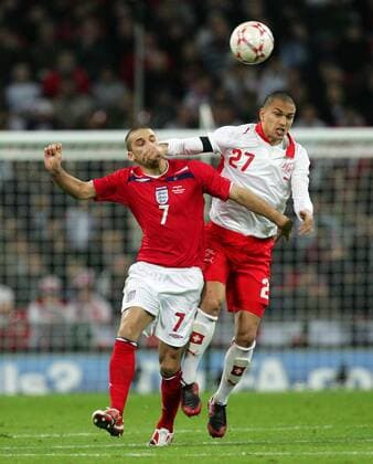 David Bentley (England, li.) gegen Gökhan Inler (Schweiz) - EDITORIAL USE ONLY. No use with unauthorised audio, video, data, fixture lists, club league logos or live services. Online in-match use limited to 120 images, no video emulation. No use in betting, games or single club league player publications. Fußball Länderspiel Herren Freundschaftsspiel 2008, Test, Testspiel, Nationalteam, Nationaltrikot, England - Schweiz 2:1 Gruppe London Dynamik, Fußball Länderspiel Herren Freundschaftsspiel 2008, Test, Testspiel, Nationalteam, Nationaltrikot, England - Schweiz 2:1 Gruppe London Dynamik,