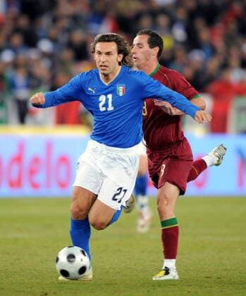Andrea Pirlo (Italien, li.) gegen Petit (Portugal) - Fußball Länderspiel Herren Freundschaftsspiel 2008, Testspiel, Test, Nationalmannschaft, Nationaltrikot Gruppe Zürich Dynamik, Fußball Länderspiel Herren Freundschaftsspiel 2008, Testspiel, Test, Nationalmannschaft, Nationaltrikot Gruppe Zürich Dynamik,