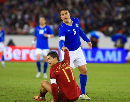Fabio Cannavaro (Italien, re.) hilft Cristiano Ronaldo (Portugal) auf die Beine Fußball Länderspiel Herren Freundschaftsspiel 2008, Testspiel, Test, Nationalmannschaft, Nationaltrikot Gruppe Zürich Kameradschaft, Fußball Länderspiel Herren Freundschaftsspiel 2008, Testspiel, Test, Nationalmannschaft, Nationaltrikot Gruppe Zürich Kameradschaft,