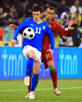 Antonio Di Natale (Italien, li.) gegen Jose Bosingwa (Portugal) Fußball Länderspiel Herren Freundschaftsspiel 2008, Testspiel, Test, Nationalmannschaft, Nationaltrikot Gruppe Zürich Dynamik, Fußball Länderspiel Herren Freundschaftsspiel 2008, Testspiel, Test, Nationalmannschaft, Nationaltrikot Gruppe Zürich Dynamik,