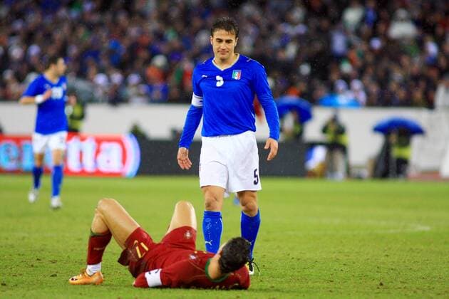 Fabio Cannavaro (Italien, re.) betrachtet den am Boden liegenden Cristiano Ronaldo (Portugal) Fußball Länderspiel Herren Freundschaftsspiel 2008, Testspiel, Test, Nationalmannschaft, Nationaltrikot Gruppe Zürich Fußball Länderspiel Herren Freundschaftsspiel 2008, Testspiel, Test, Nationalmannschaft, Nationaltrikot Gruppe Zürich 