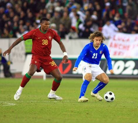 Andrea Pirlo (Italien, re.) gegen Ariza Makukula (Portugal) Fußball Länderspiel Herren Freundschaftsspiel 2008, Testspiel, Test, Nationalmannschaft, Nationaltrikot Gruppe Zürich Fußball Länderspiel Herren Freundschaftsspiel 2008, Testspiel, Test, Nationalmannschaft, Nationaltrikot Gruppe Zürich 