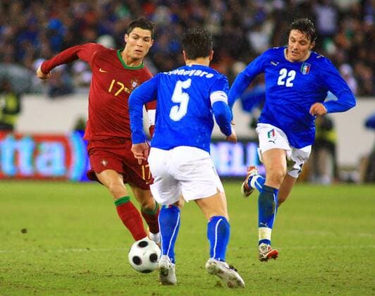 Cristiano Ronaldo (Portugal, li.) gegen Massimo Oddo (Italien, re.) Fußball Länderspiel Herren Freundschaftsspiel 2008, Testspiel, Test, Nationalmannschaft, Nationaltrikot Gruppe Zürich Dynamik, Fußball Länderspiel Herren Freundschaftsspiel 2008, Testspiel, Test, Nationalmannschaft, Nationaltrikot Gruppe Zürich Dynamik,