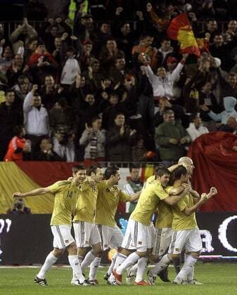 Torjubel Spanien, u.a. mit Torschütze Joan Capdevila (re.) - - NOxONLINExUSE Fußball Länderspiel Herren Freundschaftsspiel 2008, Test, Testspiel, Nationalteam, Nationaltrikot Totale Malaga Freude, Begeisterung, Fußball Länderspiel Herren Freundschaftsspiel 2008, Test, Testspiel, Nationalteam, Nationaltrikot Totale Malaga Freude, Begeisterung,
