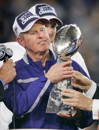 Trainer Tom Coughlin (New York Giants) präsentiert stolz die Vince Lombardi Trophy für den Superbowlsieg 2008 - (Icon94219321) American Football Herren 42. Super Bowl 2008, Superbowl, Finale, Endspiel, XLII, NFL 2007, NY, N Y Einzelbild Glendale Glück, Freude, American Football Herren 42. Super Bowl 2008, Superbowl, Finale, Endspiel, XLII, NFL 2007, NY, N Y Einzelbild Glendale Glück, Freude, EDITORIAL USE ONLY