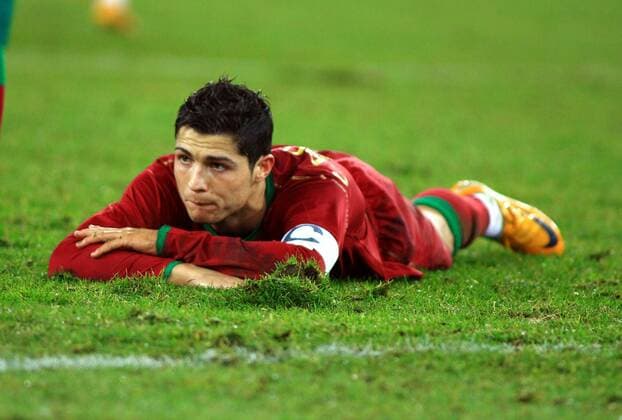Cristiano Ronaldo (Portugal) enttäuscht am Boden Fußball Länderspiel Herren Freundschaftsspiel 2008, Test, Testspiel, Nationalmannschaft, Nationaltrikot Einzelbild Zürich Enttäuschung, Fußball Länderspiel Herren Freundschaftsspiel 2008, Test, Testspiel, Nationalmannschaft, Nationaltrikot Einzelbild Zürich Enttäuschung,