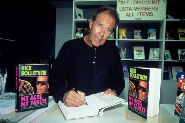 Nick Bollettieri (USA) signiert sein Buch My Aces, My Faults Tennis Herren US Open 1996, Grand Slam ATP Tour, Vorstellung Pressetermin Einzelbild Aufnahmedatum geschätzt New York, Flushing Meadow Tennis Herren US Open 1996, Grand Slam ATP Tour, Vorstellung Pressetermin Einzelbild Aufnahmedatum geschätzt New York, Flushing Meadow