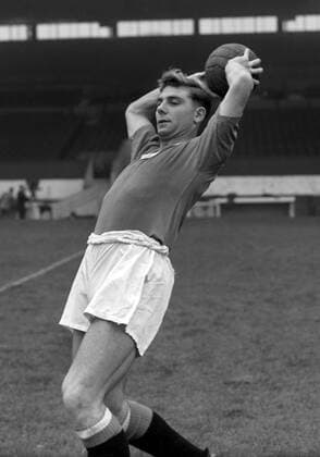 Duncan Edwards (Manchester United) - Einwurf -  Fußball Herren English Football League First Division 1956 1957, 1. Englische Liga, Manchester United, ManU Einzelbild Manchester Fußball Herren English Football League First Division 1956 1957, 1. Englische Liga, Manchester United, ManU Einzelbild Manchester