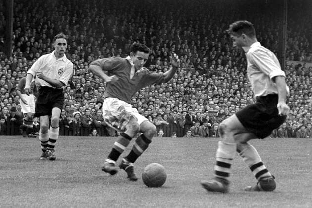 John Berry (Manchester United, Mitte) gegen Bryan Edwards (li.) und Malcolm Barrass (beide Bolton) -  Fußball Herren English Football League First Division 1951 1952, 1. Englische Liga, ManU Gruppe Bolton Dynamik, Fußball Herren English Football League First Division 1951 1952, 1. Englische Liga, ManU Gruppe Bolton Dynamik,