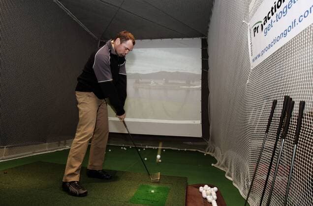 Sven Ottke (Deutschland) am Golfsimulator. Er engagiert sich auf der Golfmesse Essen 2008 für die Dietrich Grönemeyer Stiftung, die Golf als Therapieform fördert Boxen Herren Golfmesse Essen 2008, Golf Messe, Ausstellung, Boxsport, Profiboxen, Einzelbild Essen Boxen Herren Golfmesse Essen 2008, Golf Messe, Ausstellung, Boxsport, Profiboxen, Einzelbild Essen