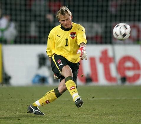 Torwart Alexander Manninger (Österreich) am Ball Fußball Länderspiel Herren Freundschaftsspiel 2008, Testspiel, Test, Nationalmannschaft, Nationaltrikot, Einzelbild Wien Dynamik, Fußball Länderspiel Herren Freundschaftsspiel 2008, Testspiel, Test, Nationalmannschaft, Nationaltrikot, Einzelbild Wien Dynamik,