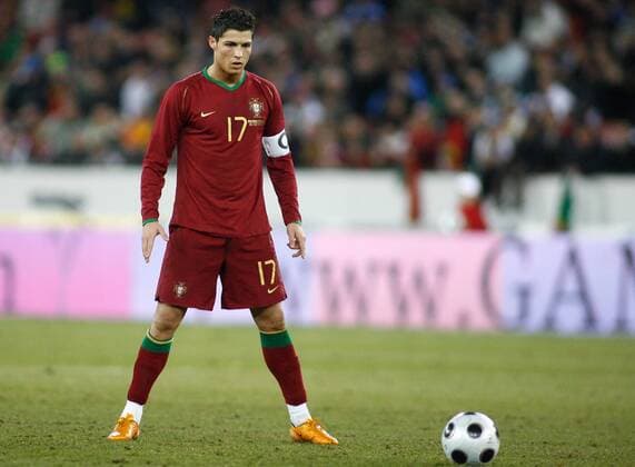 Cristiano Ronaldo (Portugal) - Freistoß -  Fußball Länderspiel Herren Freundschaftsspiel 2008, Test, Testspiel, Nationalmannschaft, Nationaltrikot Einzelbild Zürich Konzentration Fußball Länderspiel Herren Freundschaftsspiel 2008, Test, Testspiel, Nationalmannschaft, Nationaltrikot Einzelbild Zürich Konzentration