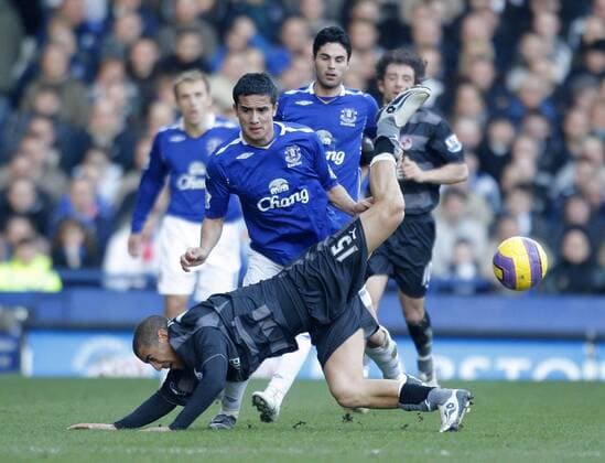 Tim Cahill (Everton, re.) gegen James Harper (Reading) - EDITORIAL USE ONLY. No use with unauthorised audio, video, data, fixture lists, club league logos or live services. Online in-match use limited to 120 images, no video emulation. No use in betting, games or single club league player publications. Fußball Herren English Premier League 2007 2008, 1. Englische Liga, Everton FC - FC Reading 1:0 Gruppe Liverpool Dynamik, Kampf, Fußball Herren English Premier League 2007 2008, 1. Englische Liga, Everton FC - FC Reading 1:0 Gruppe Liverpool Dynamik, Kampf,