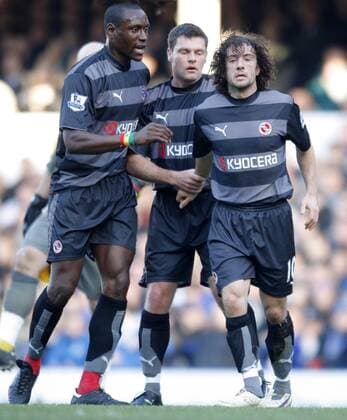 Kalifa Cisse (li.) und Graeme Murty (Mitte) beruhigen Stephen Hunt (alle Reading) - EDITORIAL USE ONLY. No use with unauthorised audio, video, data, fixture lists, club league logos or live services. Online in-match use limited to 120 images, no video emulation. No use in betting, games or single club league player publications. Fußball Herren English Premier League 2007 2008, 1. Englische Liga, FC Reading Gruppe Liverpool Fußball Herren English Premier League 2007 2008, 1. Englische Liga, FC Reading Gruppe Liverpool