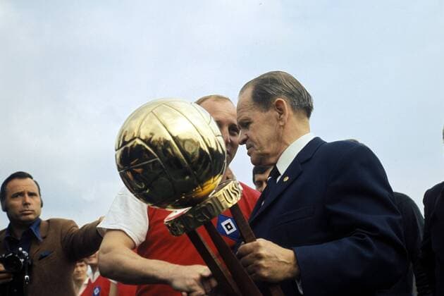 Ex Bundestrainer Sepp Herberger (re.) überreicht Uwe Seeler (HSV) die Trophäe für die Auszeichnung als Fußballer des Jahres 1970 Fußball 1. BL Herren DEUTSCHSPRACHIGE SPORTZEITSCHRIFTEN UND -ZEITUNGEN NUR NACH RÜCKSPRACHE, Saison 1970 1971 Gruppe Aufmacher, premiumd Hamburg Fußball 1. BL Herren DEUTSCHSPRACHIGE SPORTZEITSCHRIFTEN UND -ZEITUNGEN NUR NACH RÜCKSPRACHE, Saison 1970 1971 Gruppe Aufmacher, premiumd Hamburg