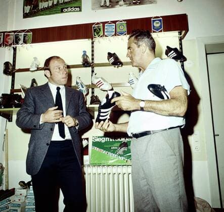 Adidas Repräsentant Uwe Seeler (HSV, li.) im Verkaufsgespräch Fußball 1. BL Herren DEUTSCHSPRACHIGE SPORTZEITSCHRIFTEN UND -ZEITUNGEN NUR NACH RÜCKSPRACHE, Saison 1970 1971 Gruppe Aufnahmedatum geschätzt Hamburg Fußball 1. BL Herren DEUTSCHSPRACHIGE SPORTZEITSCHRIFTEN UND -ZEITUNGEN NUR NACH RÜCKSPRACHE, Saison 1970 1971 Gruppe Aufnahmedatum geschätzt Hamburg