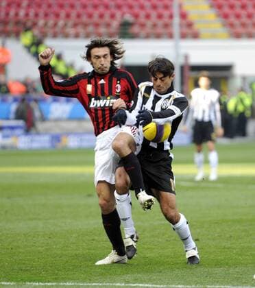 Andrea Pirlo (AC Mailand, li.) gegen Simone Vergassola (Siena) -  Fußball Herren Serie A 2007 2008, 1. Italienische Liga, AC Mailand - AC Siena 1:0, Milan Gruppe Mailand Dynamik, Fußball Herren Serie A 2007 2008, 1. Italienische Liga, AC Mailand - AC Siena 1:0, Milan Gruppe Mailand Dynamik,