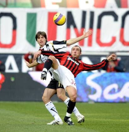 Cristian Brocchi (AC Mailand, re.) gegen Paolo de Ceglie (Siena) - Fußball Herren Serie A 2007 2008, 1. Italienische Liga, AC Mailand - AC Siena 1:0, Milan Gruppe premiumd Mailand Dynamik, Kampf, Fußball Herren Serie A 2007 2008, 1. Italienische Liga, AC Mailand - AC Siena 1:0, Milan Gruppe premiumd Mailand Dynamik, Kampf,