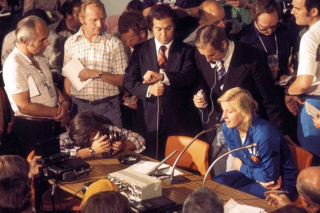 Kornelia Ender (DDR) wird auf einer Pressekonferenz von Journalisten umlagert Schwimmen OS Sommer Damen Olympische Spiele 1976, Sommerspiele Gruppe Neunziger, 90er, 90 er Montreal Schwimmen OS Sommer Damen Olympische Spiele 1976, Sommerspiele Gruppe Neunziger, 90er, 90 er Montreal