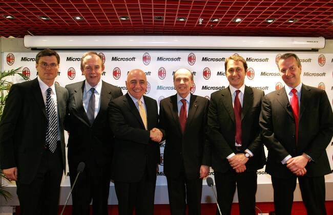 Pressetermin AC Mailand, v.li.: Konditionstrainer Daniele Tognaccini, Mannschaftsarzt Jean Pierre Meersseman, Vizepräsident Adriano Galliani, Vizepräsident Umberto Paolucci (Microsoft Europa), Pierpaolo Caliento und ... - Fußball Herren Serie A 2007 2008, 1. Italienische Liga, Milan, PK Funktionär, Vereinsführung, Vorstand o0 Manager Gruppe Unternehmensführung, shake hands, shakehands Mailand, Doktor, Betreuerstab, people, Freude, Fußball Herren Serie A 2007 2008, 1. Italienische Liga, Milan, PK Funktionär, Vereinsführung, Vorstand o0 Manager Gruppe Unternehmensführung, shake hands, shakehands Mailand, Doktor, Betreuerstab, people, Freude,