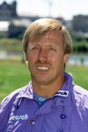 Trainer Sigfried Held (1. FC Dynamo Dresden) Fußball 1. BL Herren DEUTSCHSPRACHIGE SPORTZEITSCHRIFTEN UND -ZEITUNGEN NUR NACH RÜCKSPRACHE, Saison 1994 1995, Vdia Porträt Dresden Fußball 1. BL Herren DEUTSCHSPRACHIGE SPORTZEITSCHRIFTEN UND -ZEITUNGEN NUR NACH RÜCKSPRACHE, Saison 1994 1995, Vdia Porträt Dresden