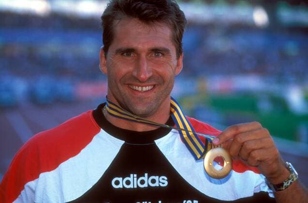 Lars Riedel (Deutschland), Diskuswurf Weltmeister 1995, präsentiert seine Goldmedaille Leichtathletik Herren WM 1995, Diskus, Diskuswurf, Diskuswerfen, Vdia Einzelbild Göteborg Freude, Leichtathletik Herren WM 1995, Diskus, Diskuswurf, Diskuswerfen, Vdia Einzelbild Göteborg Freude,