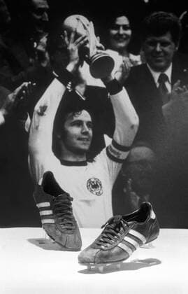 Franz Beckenbauers original Fußballschuhe der WM 1974 im Adidas Museum - mit diesen Schuhen wurde Deutschland Weltmeister Fußball Herren Adidas Museum 1984, Geschichte, Historie, Fußballgeschichte, Fußballhistorie, Vneg, Vsw Gruppe Herzogenaurach Fußball Herren Adidas Museum 1984, Geschichte, Historie, Fußballgeschichte, Fußballhistorie, Vneg, Vsw Gruppe Herzogenaurach