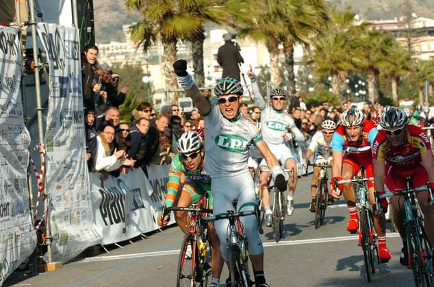 Daniele Pietropolli (Italien Team LPR Brakes, 2.v.li.) gewinnt die dritte Etappe des Giro della Provincia di Reggio Calabria 2008 - seine Teamkollegen jubeln mit -  Radsport Herren Giro della Provincia di Reggio Calabria 2008, Kalabrien Rundfahrt, Rad, Straße, Straßenradsport Gruppe 3. Etappe: Chiaravalle - Reggio Calabria Radsport Herren Giro della Provincia di Reggio Calabria 2008, Kalabrien Rundfahrt, Rad, Straße, Straßenradsport Gruppe 3. Etappe: Chiaravalle - Reggio Calabria
