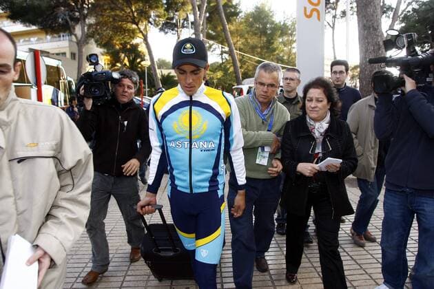 Vorjahrestoursieger Alberto Contador (Spanien Astana) äußert sich gegenüber Journalisten zum Ausschluß seines Teams von der Tour de France 2008 -  - NOxONLINExUSE Radsport Herren Straßenradsport 2008, Straße, Rad, Mallorca Challenge, Gruppe Radsport Herren Straßenradsport 2008, Straße, Rad, Mallorca Challenge, Gruppe