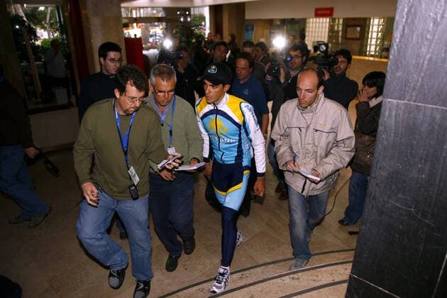 Vorjahrestoursieger Alberto Contador (Spanien Astana) äußert sich gegenüber Journalisten zum Ausschluß seines Teams von der Tour de France 2008 -  - NOxONLINExUSE Radsport Herren Straßenradsport 2008, Straße, Rad, Mallorca Challenge, Totale Radsport Herren Straßenradsport 2008, Straße, Rad, Mallorca Challenge, Totale