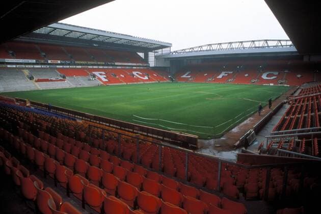 Innenansicht des Stadions Anfield Road, Spielstätte der EM 1996 und Heimspielstätte von Liverpool Fußball Herren , EM 1996 o0 Austragungsort, Wettkampfstätte, Spielstätten Totale Aufnahmedatum geschätzt Liverpool Leere, Fußball Herren , EM 1996 o0 Austragungsort, Wettkampfstätte, Spielstätten Totale Aufnahmedatum geschätzt Liverpool Leere,