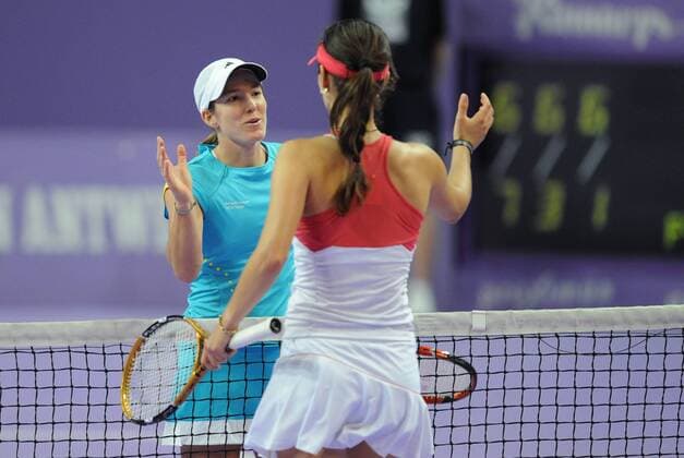 Justine Henin (Belgien, li.) und Tszvetana Pironkova (Bulgarien) - shake hands -  Tennis Damen Proximus Diamond Games 2008, WTA Tour Gruppe Antwerpen Kameradschaft, Tennis Damen Proximus Diamond Games 2008, WTA Tour Gruppe Antwerpen Kameradschaft,