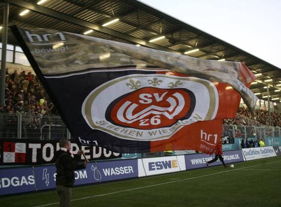Fußball, Stadiongeschichte SV Wehen Wiesbaden Wehen Wiesbadener Fahnenschwenker Fußball 2. BL Herren Saison 2007 2008, SV Wehen Wiesbaden Gruppe Wiesbaden Fußball 2. BL Herren Saison 2007 2008, SV Wehen Wiesbaden Gruppe Wiesbaden