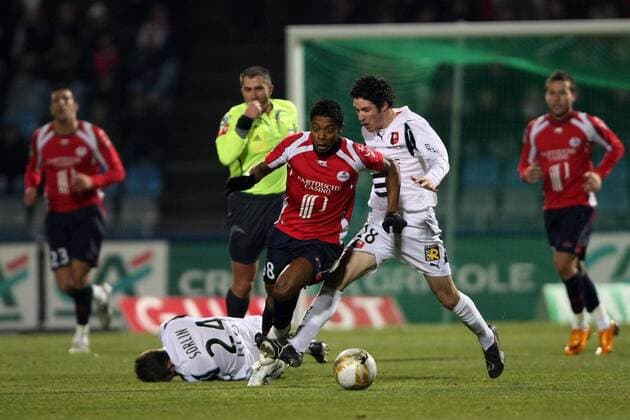 Michel Bastos (Lille, Mitte) gegen Fabien Lemoine (Rennes, re.) -  Fußball Herren Ligue 1 2007 2008, 1. Französische Liga, OSC Lille - Stade Rennais 3:1 Gruppe Lille Dynamik, Fußball Herren Ligue 1 2007 2008, 1. Französische Liga, OSC Lille - Stade Rennais 3:1 Gruppe Lille Dynamik,
