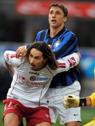 Alessandro Grandoni (Livorno, li.) gegen Hernan Crespo (Inter Mailand) -  Fußball Herren Serie A 2007 2008, 1. Italienische Liga, FC Internazionale Mailand - AS Livorno 2:0 Gruppe Mailand Fußball Herren Serie A 2007 2008, 1. Italienische Liga, FC Internazionale Mailand - AS Livorno 2:0 Gruppe Mailand