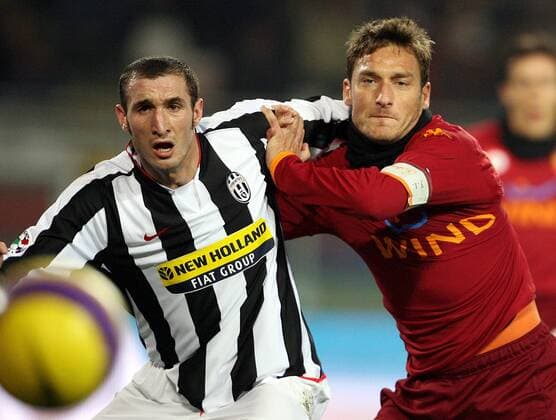Giorgio Chiellini (Juventus Turin, li.) gegen Francesco Totti (AS Rom) -  Fußball Herren Serie A 2007 2008, 1. Italienische Liga, Juventus Turin - AS Roma 1:0, Juve Einzelbild Turin Dynamik, Fußball Herren Serie A 2007 2008, 1. Italienische Liga, Juventus Turin - AS Roma 1:0, Juve Einzelbild Turin Dynamik,