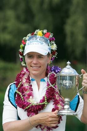 Annika Sörenstam (Schweden) - Siegerin der SBS Open 2008 - präsentiert stolz den Pokal -  (2008021715311756) Golf Damen SBS Open 2008, LPGA Tour Einzelbild Kahuku Hawaii Freude, Golf Damen SBS Open 2008, LPGA Tour Einzelbild Kahuku Hawaii Freude,