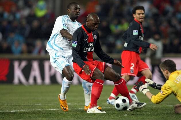 Mamadou Niang (Marseille, li.) gegen Zoumana Camara (Paris St. Germain) - Fußball Herren Ligue 1 2007 2008, 1. Französische Liga, Olympique de Marseille - Paris St. Germain 2:1, PSG, OM Gruppe Marseille Dynamik, Fußball Herren Ligue 1 2007 2008, 1. Französische Liga, Olympique de Marseille - Paris St. Germain 2:1, PSG, OM Gruppe Marseille Dynamik,