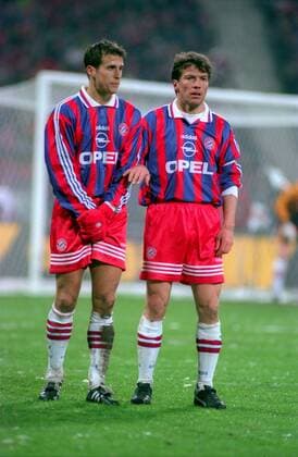 Mehmet Scholl (li.) und Lothar Matthäus (beide Bayern) - Abwehrmauer Fußball 1. BL Herren DEUTSCHSPRACHIGE SPORTZEITSCHRIFTEN UND -ZEITUNGEN NUR NACH RÜCKSPRACHE, Saison 1995 1996 Gruppe München Fußball 1. BL Herren DEUTSCHSPRACHIGE SPORTZEITSCHRIFTEN UND -ZEITUNGEN NUR NACH RÜCKSPRACHE, Saison 1995 1996 Gruppe München