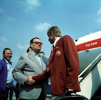 Roland Matthes (DDR, re.) wird während des Empfangs der DDR Olympiamannschaft auf dem Flughafen begrüßt Schwimmen OS Sommer Herren Olympische Spiele 1972 Sommerspiele Rückkehr Ankunft Empfang Mfdia Gruppe München Schwimmen OS Sommer Herren Olympische Spiele 1972 Sommerspiele Rückkehr Ankunft Empfang Mfdia Gruppe München