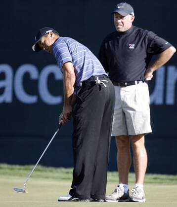 Tiger Woods (USA) und Caddy Steve Williams (Neuseeland) - Put - (Icon3176058) Golf Herren WGC Accenture Match Play Championship 2008, PGA Tour, Training Gruppe Marana Golf Herren WGC Accenture Match Play Championship 2008, PGA Tour, Training Gruppe Marana EDITORIAL USE ONLY