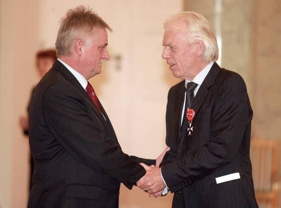 Sportminister Miroslaw Drzewiecki (li.) gratuliert Nationaltrainer Leo Beenhakker (beide Polen) zur Verleihung des Verdienstordens Polonia Restituta (Orden für die Wiedergeburt Polens) -  (EN00156957004) Fußball Herren Nationalteam 2008, Auszeichnung, Ehrung, Gruppe Warschau Fußball Herren Nationalteam 2008, Auszeichnung, Ehrung, Gruppe Warschau