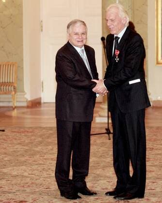 Staatspräsident Lech Kaczynski (li.) verleiht Nationaltrainer Leo Beenhakker (beide Polen) den Verdienstorden Polonia Restituta (Orden für die Wiedergeburt Polens) -  (EN00156957034) Fußball Herren Nationalteam 2008, Auszeichnung, Ehrung, Gruppe Warschau Fußball Herren Nationalteam 2008, Auszeichnung, Ehrung, Gruppe Warschau